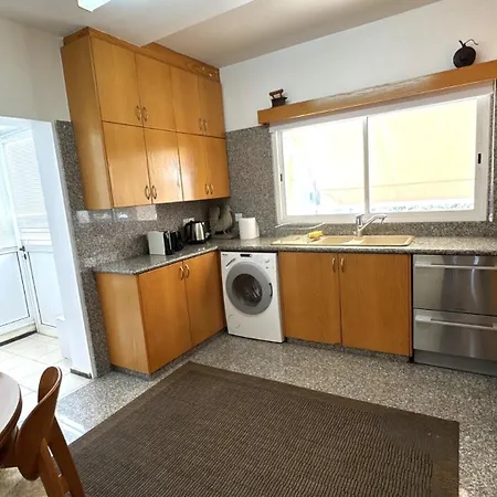 Modern 3bdr_top Floor_lux_suite_balcony דירה לימסול